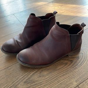 Sofft Chelsea boot ankle bootie, Whiskey brown leather, Size 7, low heel